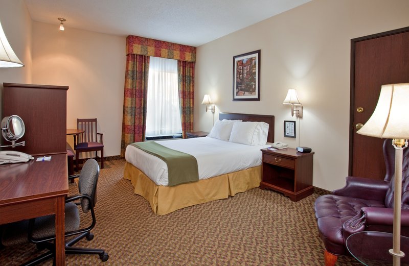 Holiday Inn Express OSAGE BCH - LAKE OF THE OZARKS - Oshkosh, WI