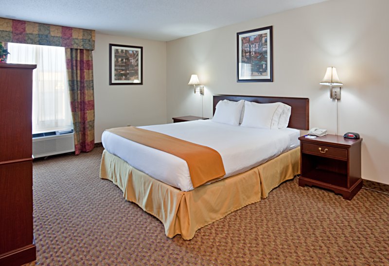 Holiday Inn Express OSAGE BCH - LAKE OF THE OZARKS - Oshkosh, WI