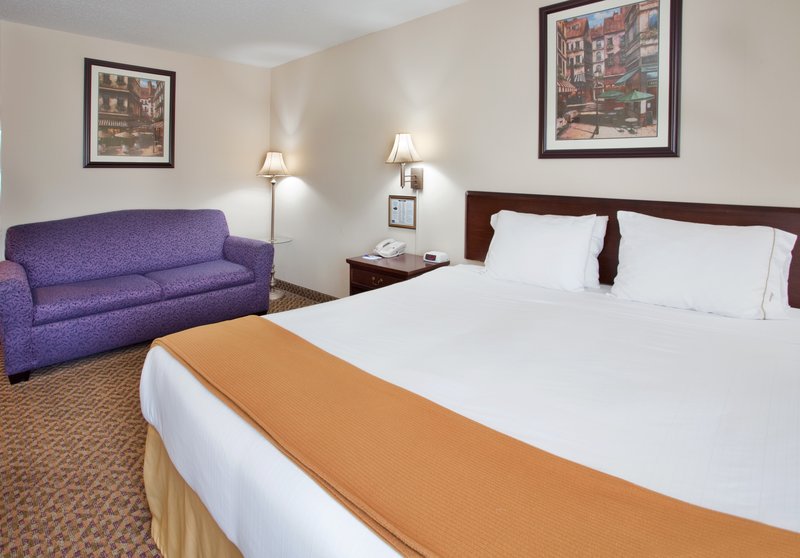 Holiday Inn Express OSAGE BCH - LAKE OF THE OZARKS - Oshkosh, WI