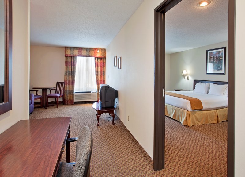 Holiday Inn Express OSAGE BCH - LAKE OF THE OZARKS - Oshkosh, WI
