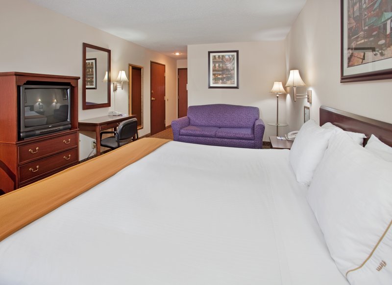 Holiday Inn Express OSAGE BCH - LAKE OF THE OZARKS - Oshkosh, WI
