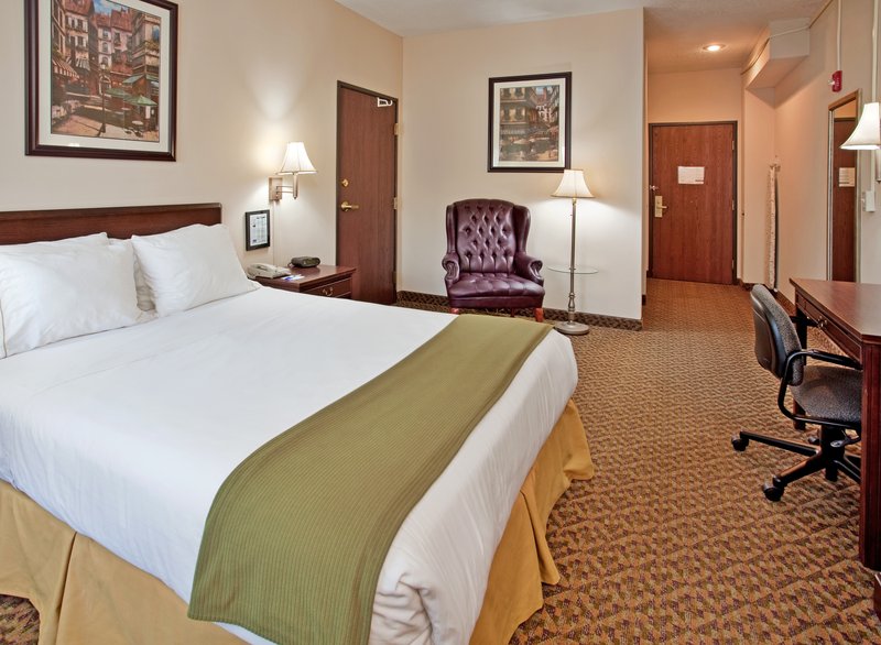 Holiday Inn Express OSAGE BCH - LAKE OF THE OZARKS - Oshkosh, WI