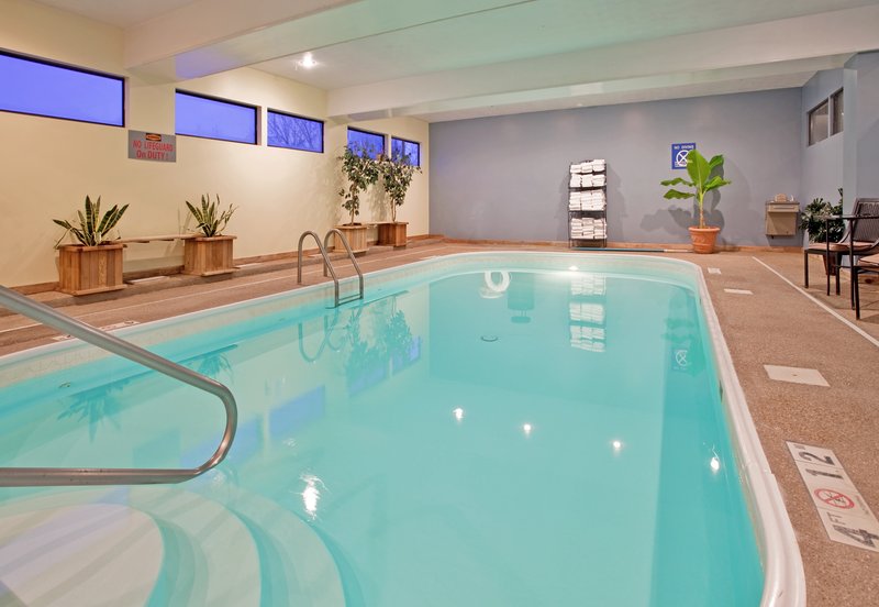 Holiday Inn Express OSAGE BCH - LAKE OF THE OZARKS - Oshkosh, WI