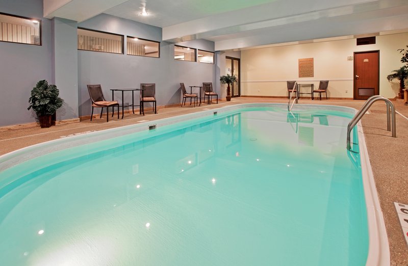 Holiday Inn Express OSAGE BCH - LAKE OF THE OZARKS - Oshkosh, WI