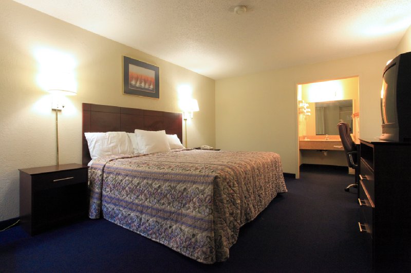 Americas Best Value Inn - Newton, IA