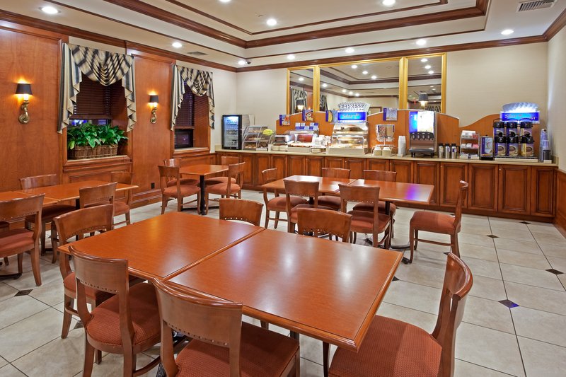 Holiday Inn Express LYNBROOK - ROCKVILLE CENTRE - Roslyn Heights, NY