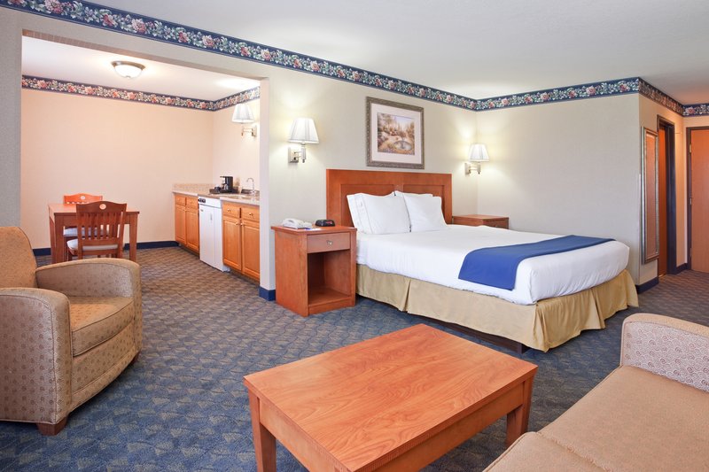 HOLIDAY INN EXPRESS-NAPOLEON - Napoleon, OH