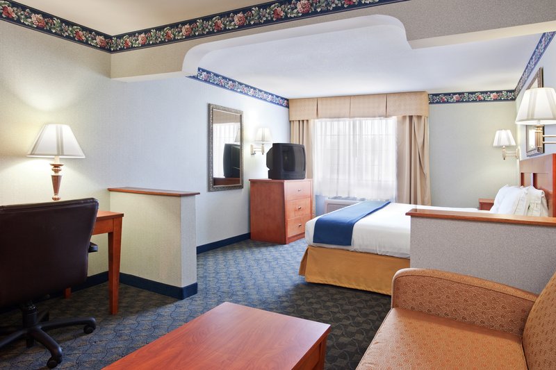 HOLIDAY INN EXPRESS-NAPOLEON - Napoleon, OH
