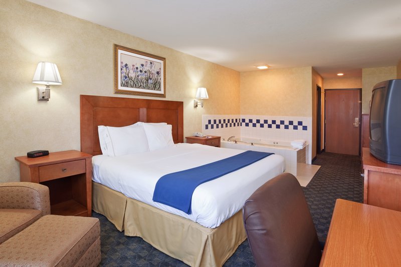 HOLIDAY INN EXPRESS-NAPOLEON - Napoleon, OH