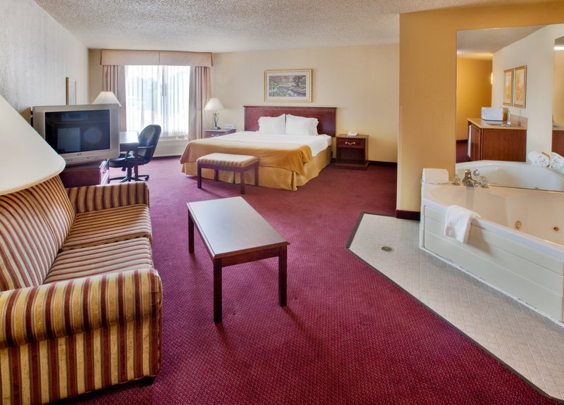 Holiday Inn Express NEWTON - Newton, IA