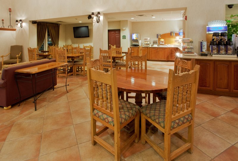 Holiday Inn Express & Suites MANTECA CITY CENTER - Manteca, CA