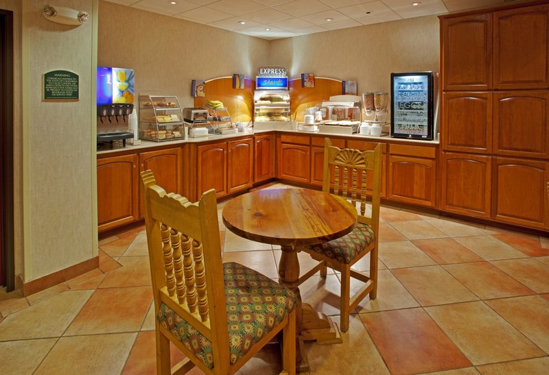 Holiday Inn Express & Suites MANTECA CITY CENTER - Manteca, CA
