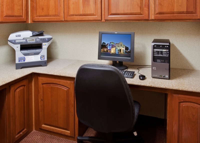 Holiday Inn Express & Suites MANTECA CITY CENTER - Manteca, CA