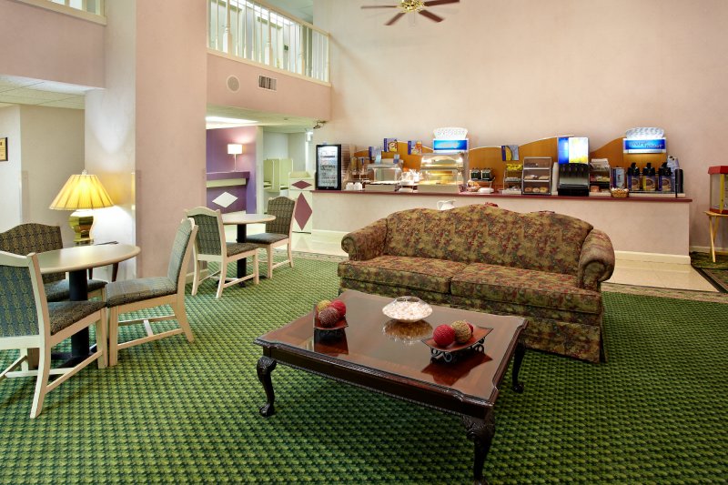 Holiday Inn Express Pearl-Jackson Intl Airport - Pearl, MS