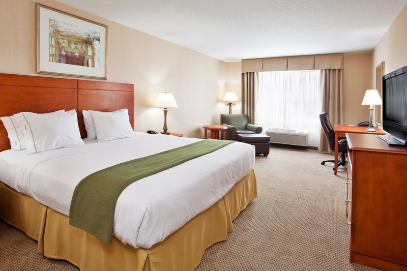 HOLIDAY INN EXPRESS-HOWELL - Howell, MI