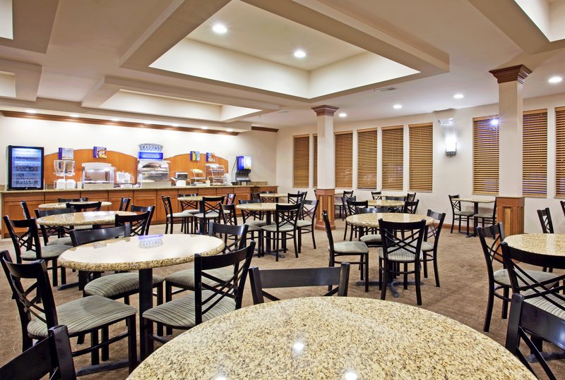 HOLIDAY INN EXPRESS-HOWELL - Howell, MI