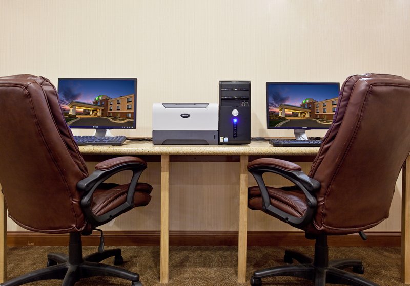 HOLIDAY INN EXPRESS-HOWELL - Howell, MI