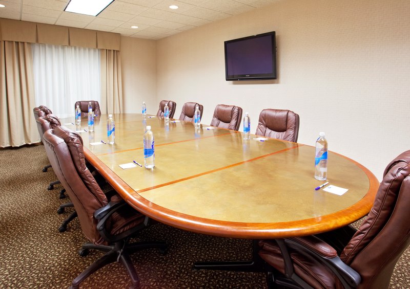 HOLIDAY INN EXPRESS-HOWELL - Howell, MI