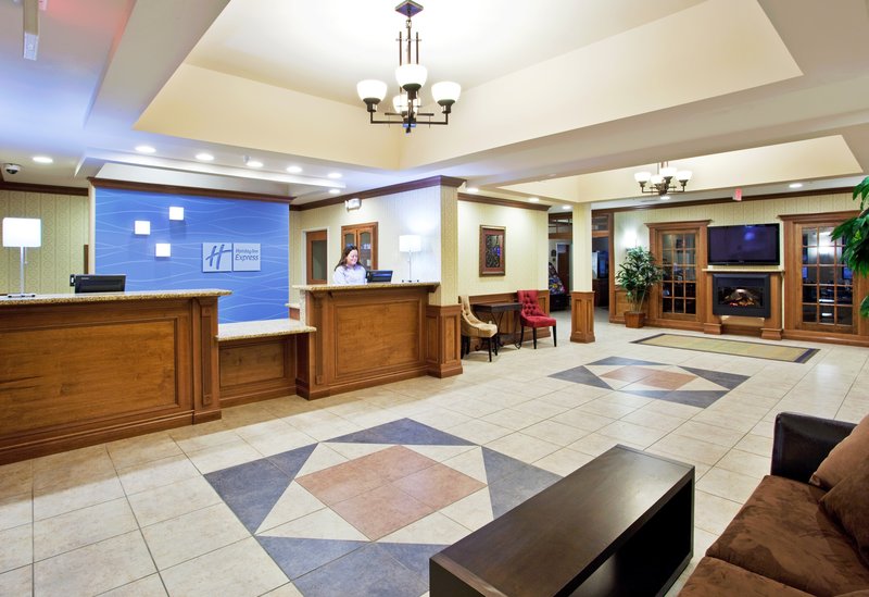 HOLIDAY INN EXPRESS-HOWELL - Howell, MI