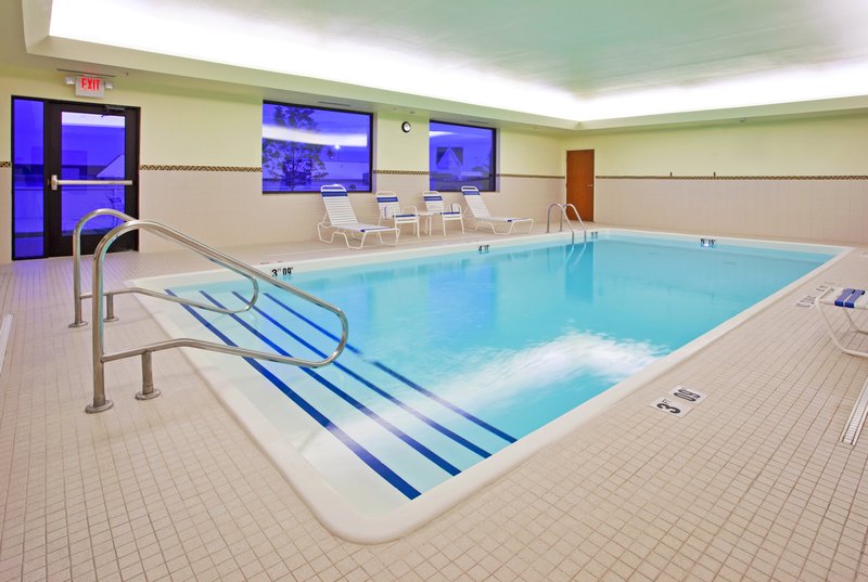 HOLIDAY INN EXPRESS-HOWELL - Howell, MI