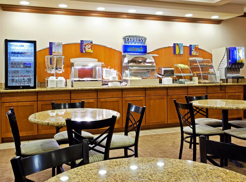 HOLIDAY INN EXPRESS-HOWELL - Howell, MI