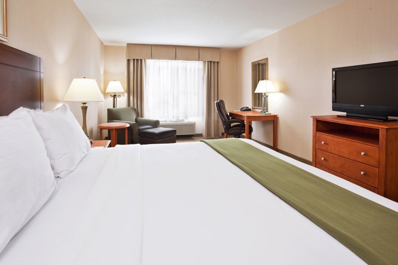 HOLIDAY INN EXPRESS-HOWELL - Howell, MI