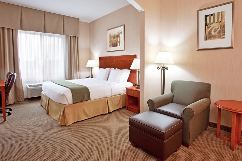 HOLIDAY INN EXPRESS-HOWELL - Howell, MI