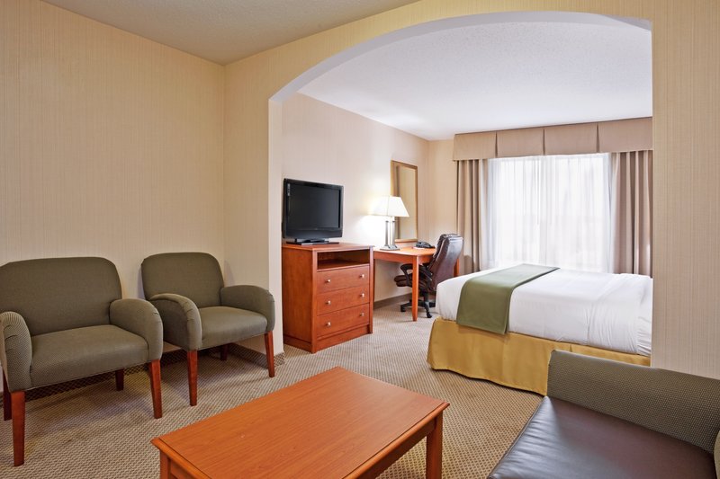 HOLIDAY INN EXPRESS-HOWELL - Howell, MI