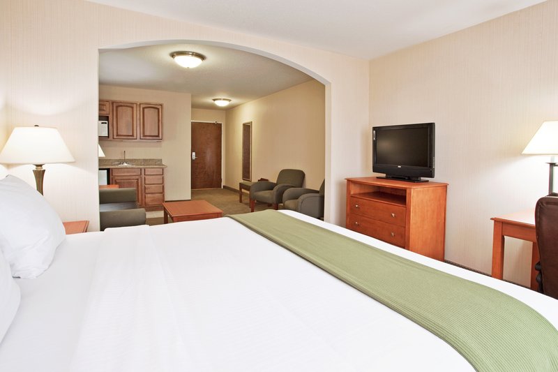 HOLIDAY INN EXPRESS-HOWELL - Howell, MI