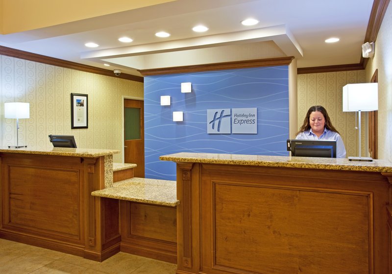 HOLIDAY INN EXPRESS-HOWELL - Howell, MI