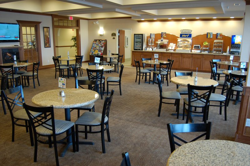 HOLIDAY INN EXPRESS-HOWELL - Howell, MI