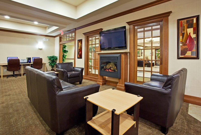 HOLIDAY INN EXPRESS-HOWELL - Howell, MI