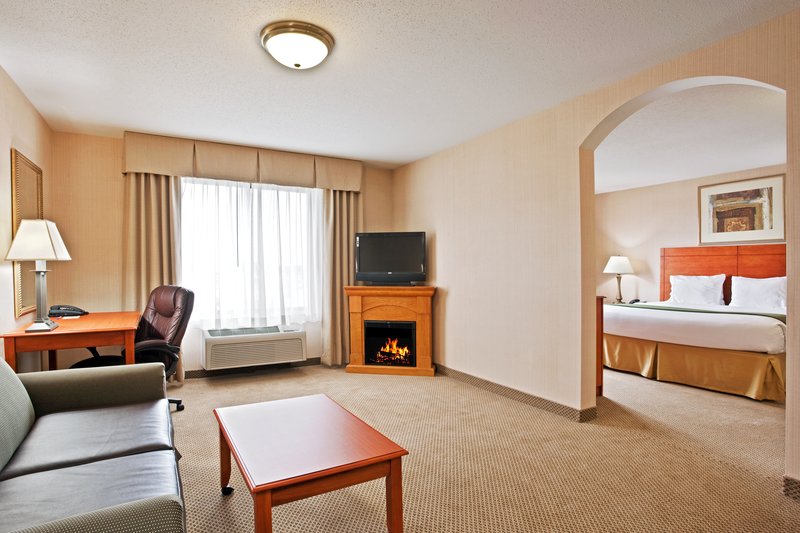 HOLIDAY INN EXPRESS-HOWELL - Howell, MI