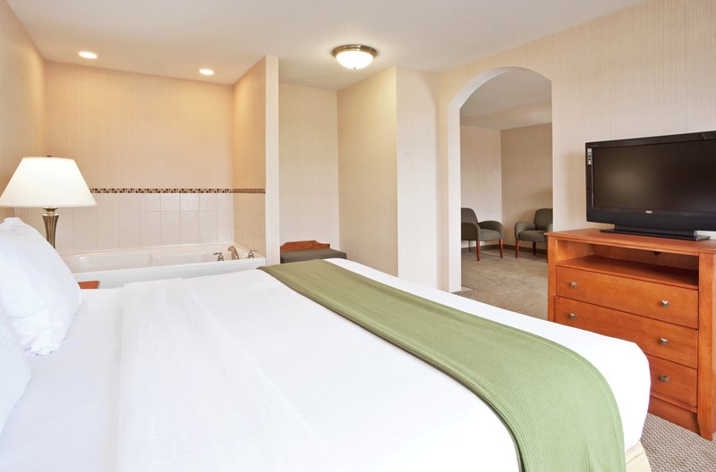 HOLIDAY INN EXPRESS-HOWELL - Howell, MI