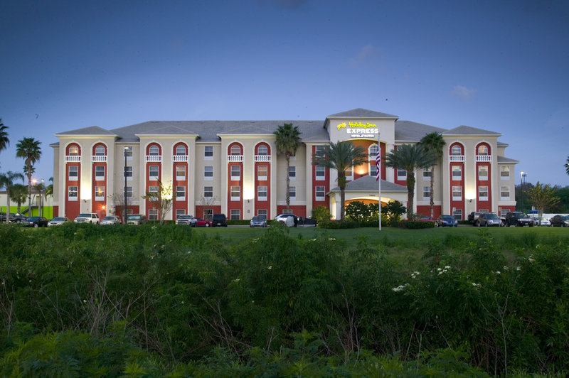 Holiday Inn Express & Suites ORLANDO INTERNATIONAL AIRPORT - Leesburg, FL