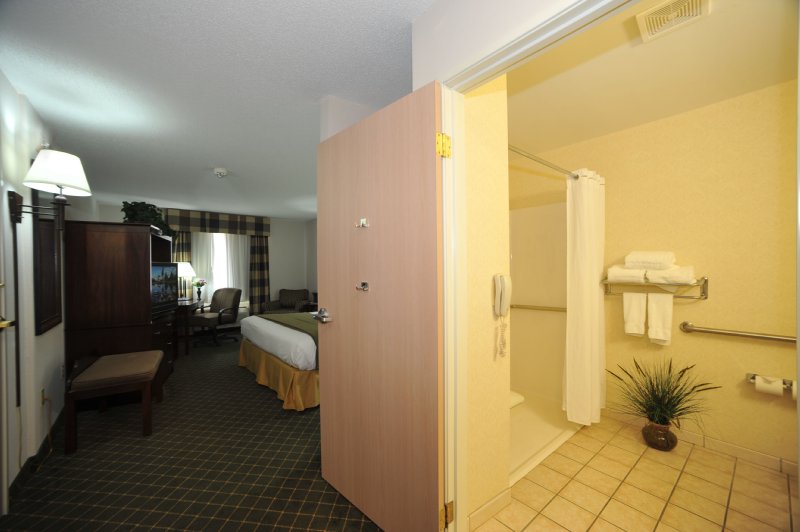 HOLIDAY INN EXPRESS - Moberly, MO