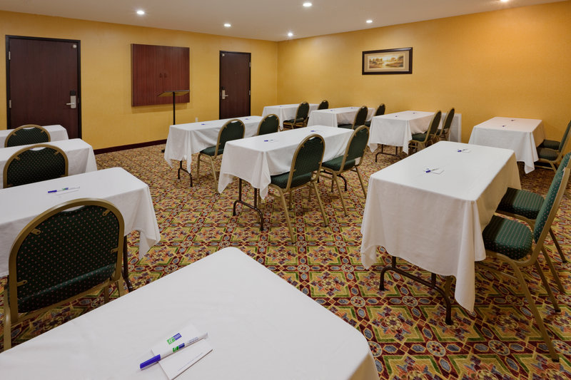 Holiday Inn Express & Suites SWANSEA - Fresno, CA