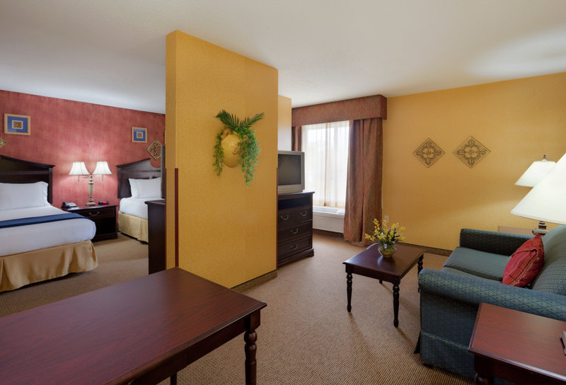 Holiday Inn Express & Suites SWANSEA - Fresno, CA