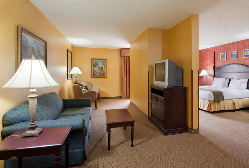 Holiday Inn Express & Suites SWANSEA - Fresno, CA