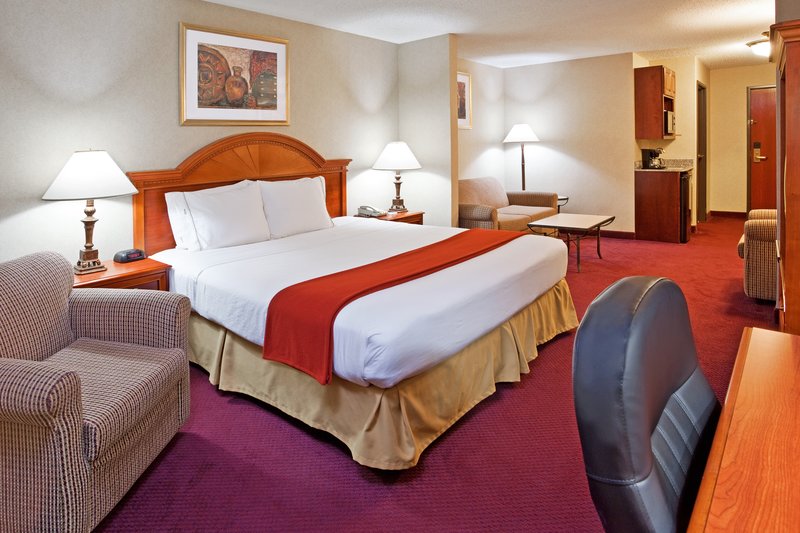 Holiday Inn Express & Suites WOODHAVEN - Trenton, MI