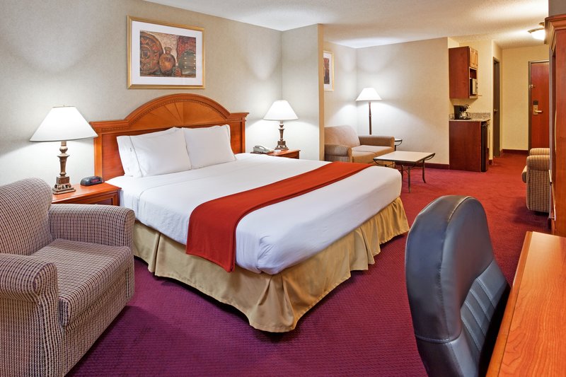 Holiday Inn Express & Suites WOODHAVEN - Trenton, MI