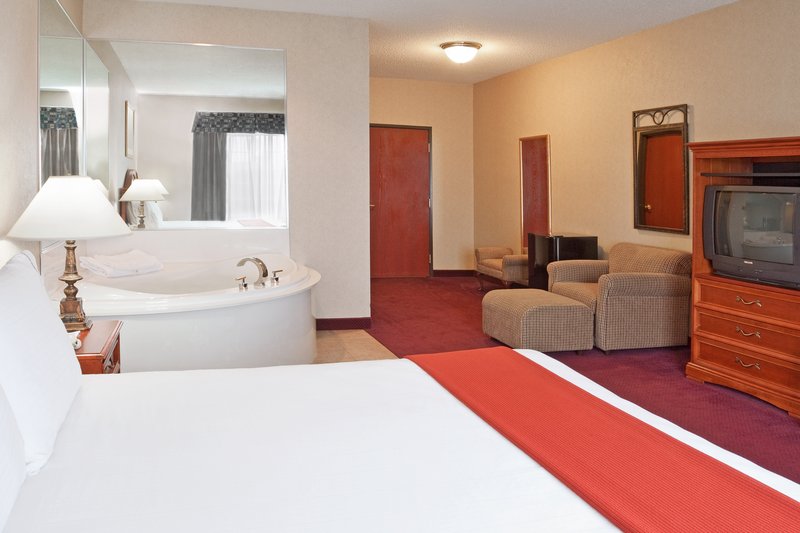 Holiday Inn Express & Suites WOODHAVEN - Trenton, MI