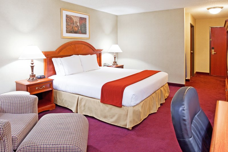 Holiday Inn Express & Suites WOODHAVEN - Trenton, MI