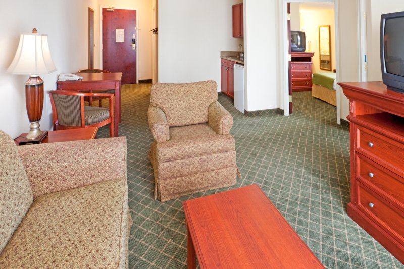 HOLIDAY INN EXPRESS - Commerce, TX