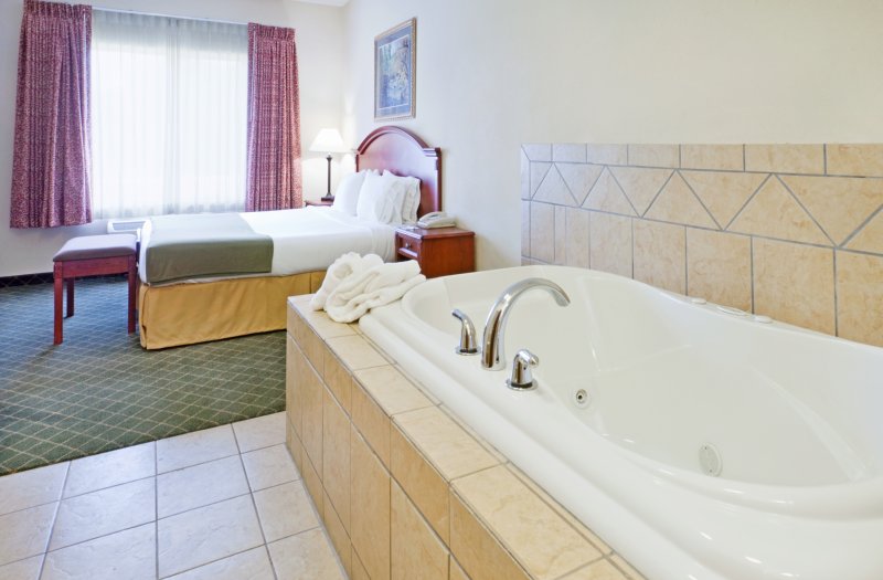 HOLIDAY INN EXPRESS - Commerce, TX