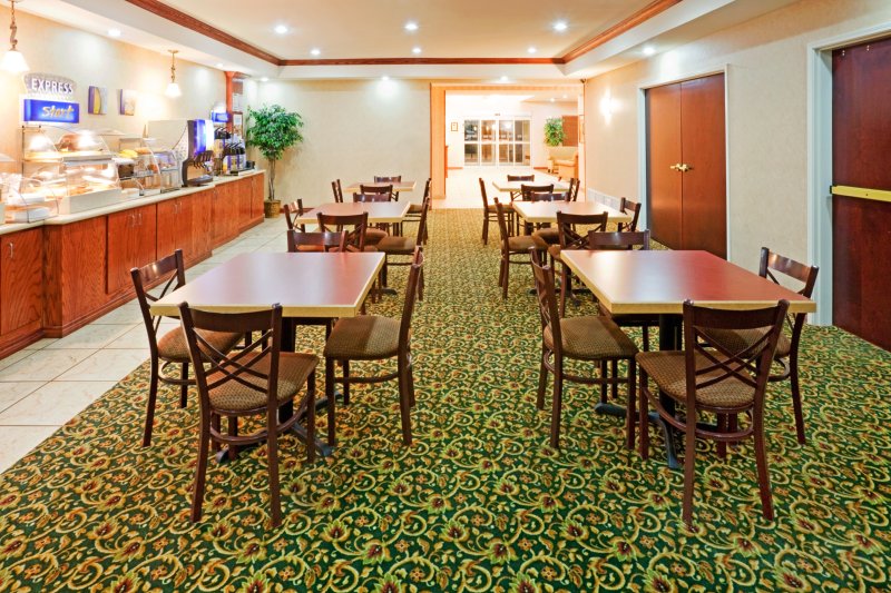 HOLIDAY INN EXPRESS - Commerce, TX