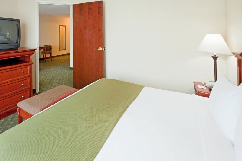 HOLIDAY INN EXPRESS - Commerce, TX