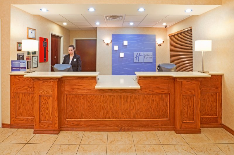 HOLIDAY INN EXPRESS - Commerce, TX