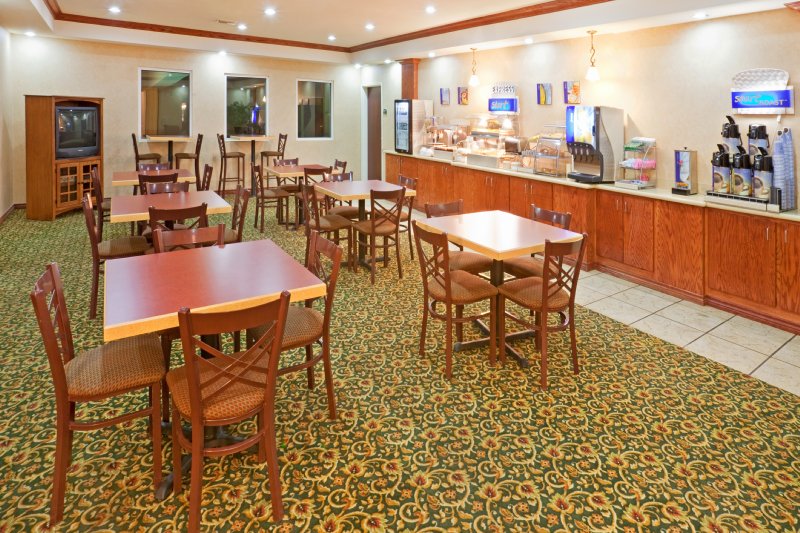 Holiday Inn Express Hotel & Suites Commerce - Commerce, TX