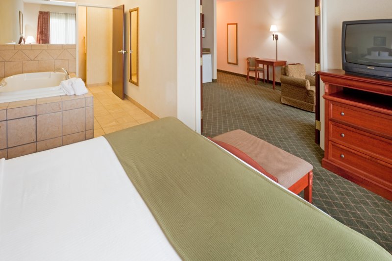 HOLIDAY INN EXPRESS - Commerce, TX